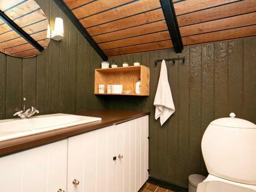 Three-bedroom Holiday Home In Roslev 3