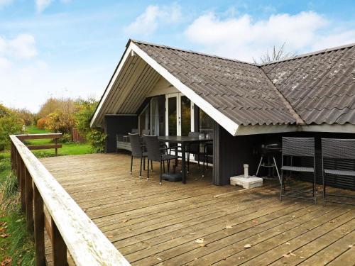 Three-bedroom Holiday Home In Roslev 3