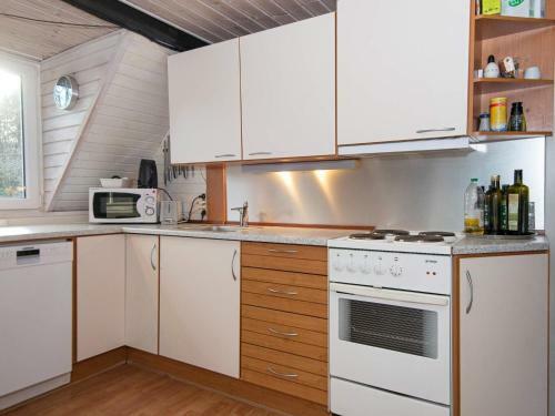 Two-bedroom Holiday Home In Glesborg 2