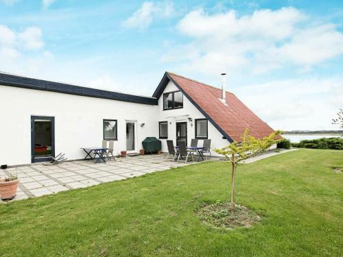 Three-bedroom Holiday Home In Grevinge 2