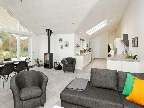 Two-bedroom Holiday Home In Tomrefjord
