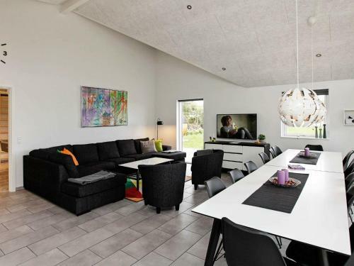 Two-bedroom Holiday Home In Tomrefjord