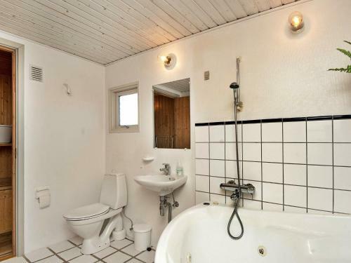 Three-bedroom Holiday Home In Henne 9