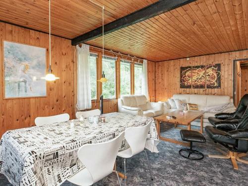 Three-bedroom Holiday Home In Roslev 13