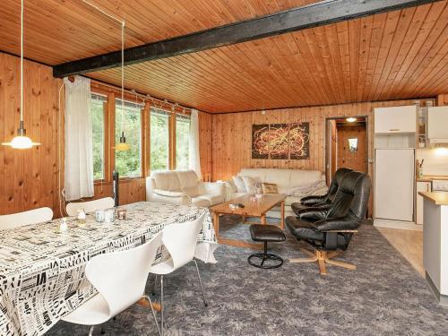 Three-bedroom Holiday Home In Roslev 13