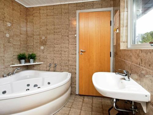 Three-bedroom Holiday Home In Millinge 1