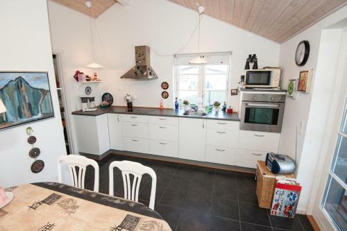 M�ge 66 Holiday House