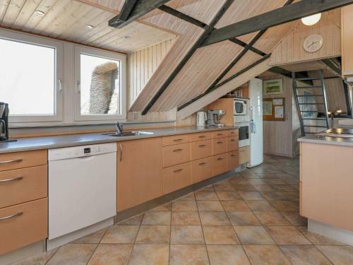 Three-bedroom Holiday Home In Ringk�bing 4
