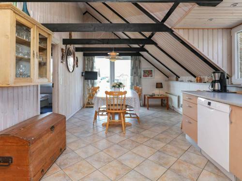 Three-bedroom Holiday Home In Ringk�bing 4