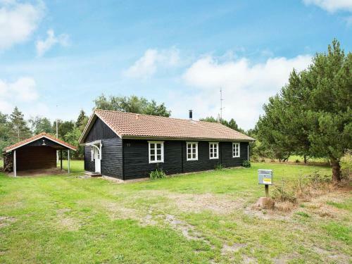 Three-bedroom Holiday Home In R�dby 7