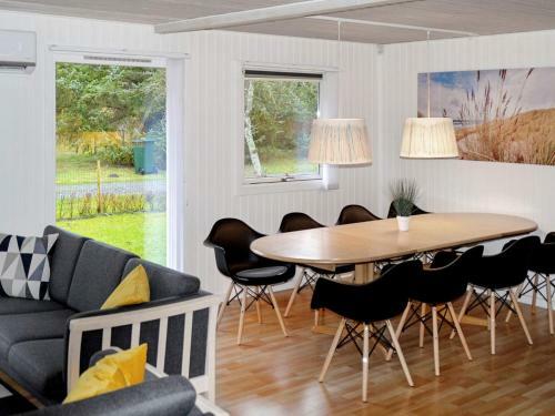 Three-bedroom Holiday Home In R�dby 12