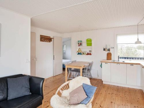 Two-bedroom Holiday Home In Vejers Strand 4