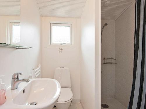 Two-bedroom Holiday Home In Vejers Strand 4