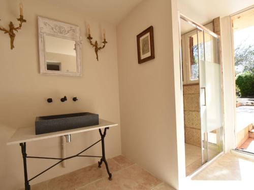 Charming Villa In Meounes-les-montrieux With Private Pool