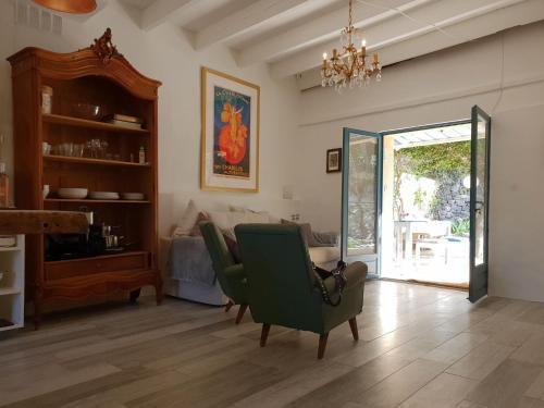 Charming Villa In Meounes-les-montrieux With Private Pool