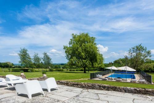 Moulins-engilbert Villa Sleeps 10 Pool