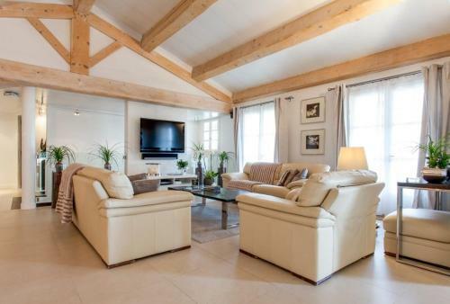 Opio Villa Sleeps 8 Pool Air Con Wifi