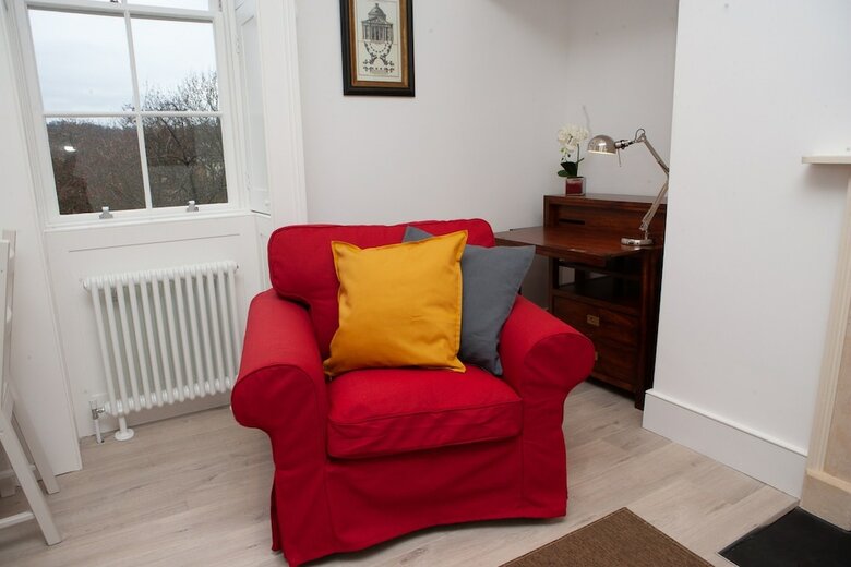 Bright 1 Bedroom Apartment With Views In Bath