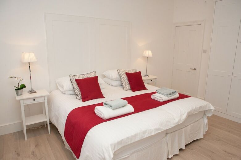 Bright 1 Bedroom Apartment With Views In Bath