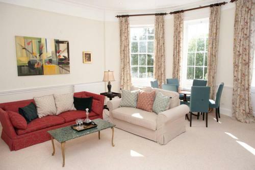 Spacious 2 Bedroom Apartment In Old Crescent