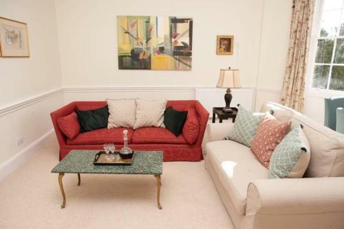 Spacious 2 Bedroom Apartment In Old Crescent