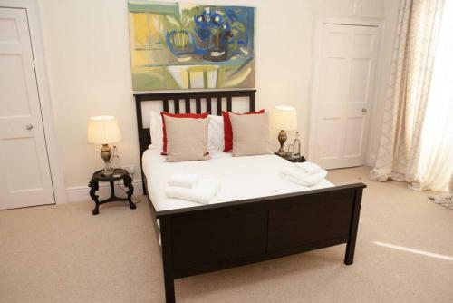 Spacious 2 Bedroom Apartment In Old Crescent