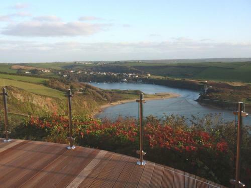Cobbles Point, Folly Hill