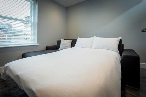 Gordon Moon Suites Bolton Centre Apartments