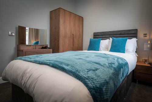 Gordon Moon Suites Bolton Centre Apartments