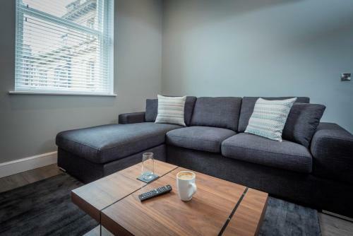 Gordon Moon Suites Bolton Centre Apartments