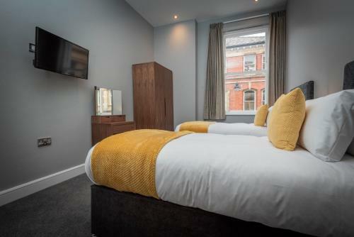 Gordon Moon Suites Bolton Centre Apartments