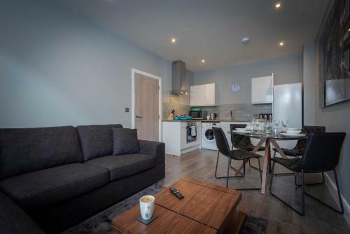 Gordon Moon Suites Bolton Centre Apartments