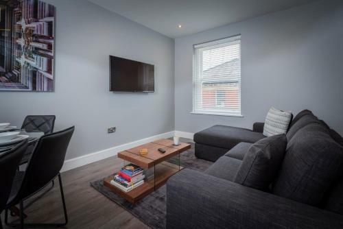 Gordon Moon Suites Bolton Centre Apartments