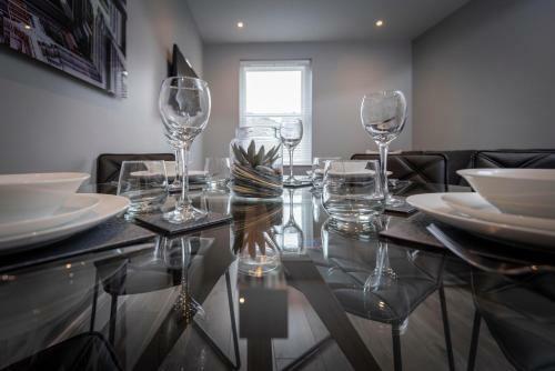 Gordon Moon Suites Bolton Centre Apartments