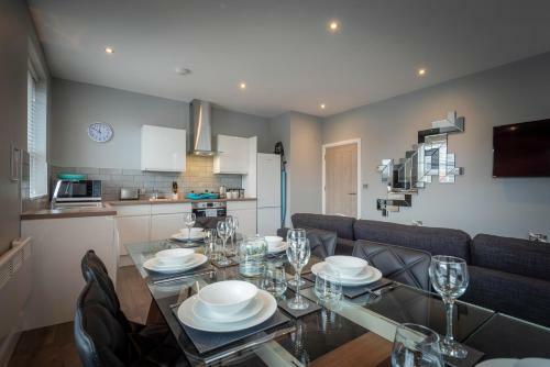 Gordon Moon Suites Bolton Centre Apartments