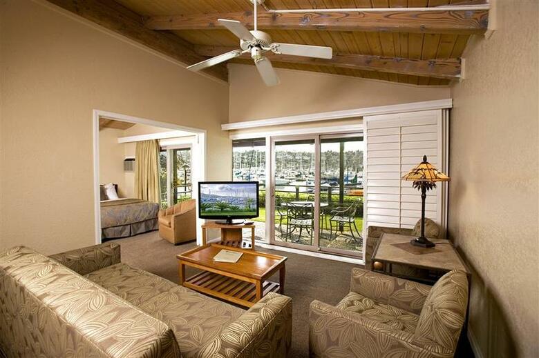 Island Palms Hotel & Marina (.)