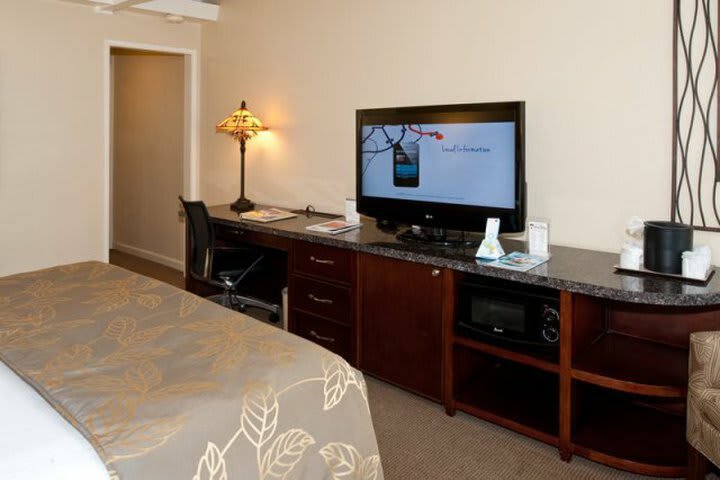 Island Palms Hotel & Marina (.)