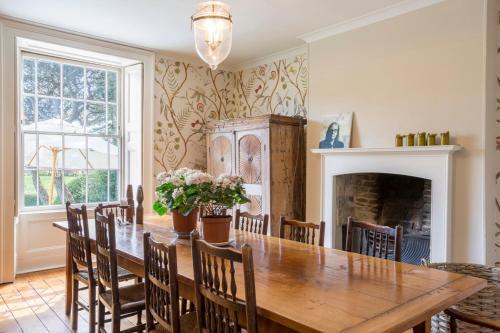 Dyrham Villa Sleeps 11 Wifi