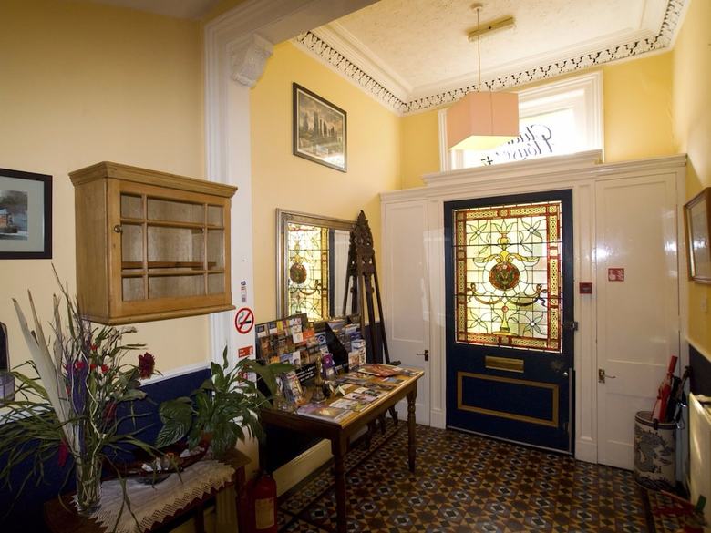 Hostal Cluaran House