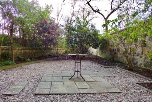Apartamento New Town Studio With Patio Sleeps 2