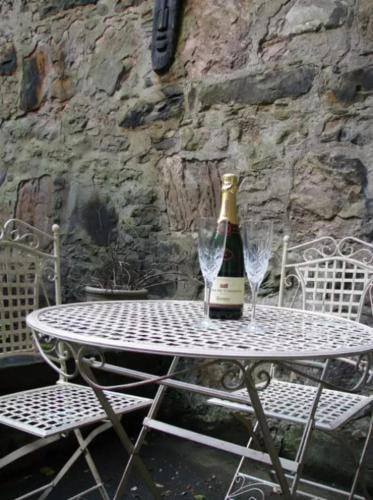 Apartamento New Town Studio With Patio Sleeps 2