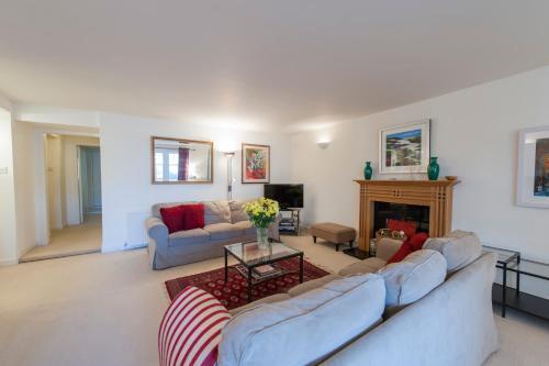 Jamaica Street Apartment