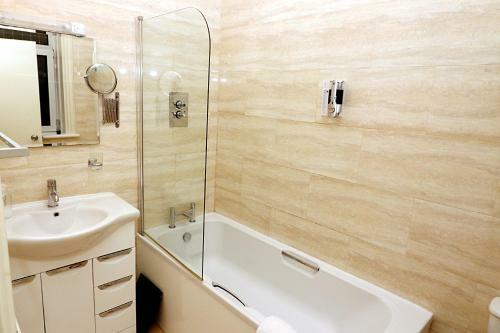 Gatwick Inn Hotel- Premises Professionally Antiseptic Treated For Key-workers