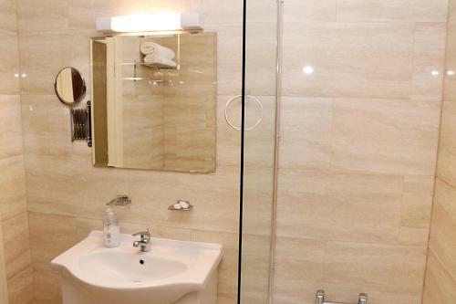 Gatwick Inn Hotel- Premises Professionally Antiseptic Treated For Key-workers