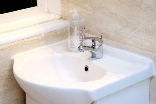 Gatwick Inn Hotel- Premises Professionally Antiseptic Treated For Key-workers