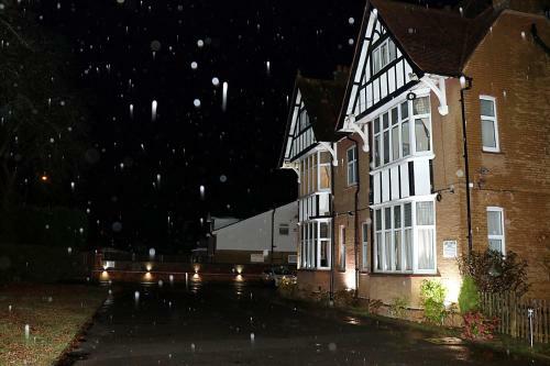 Gatwick Inn Hotel- Premises Professionally Antiseptic Treated For Key-workers