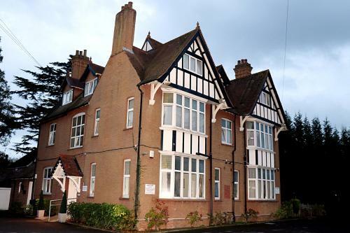 Gatwick Inn Hotel- Premises Professionally Antiseptic Treated For Key-workers