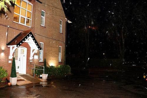 Gatwick Inn Hotel- Premises Professionally Antiseptic Treated For Key-workers