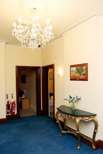 Gatwick Inn Hotel- Premises Professionally Antiseptic Treated For Key-workers