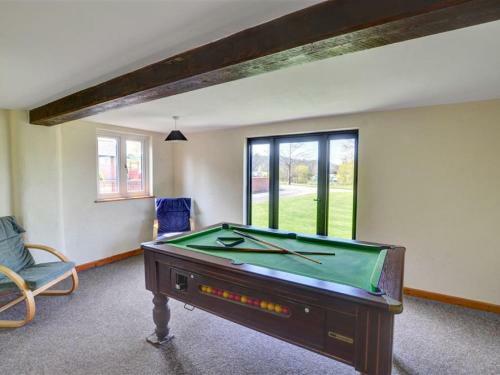 Quaint Holiday Home In South Wales With Sunny Gardens